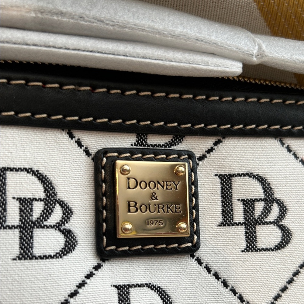 NWT Dooney & Bourke Black and White Wristlet - Picture 2 of 6